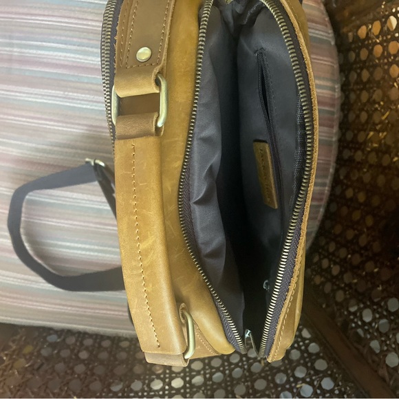 Elegant Brown Leather Messenger Bag for Men - Picture 10 of 16